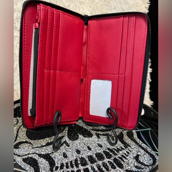 🖤👄🧛♀️NWT-STEVE MADDEN VAMPIRE LIP ZIP WALLET/ WRISTLET🖤🧛♀️👄 - Picture 6 of 8